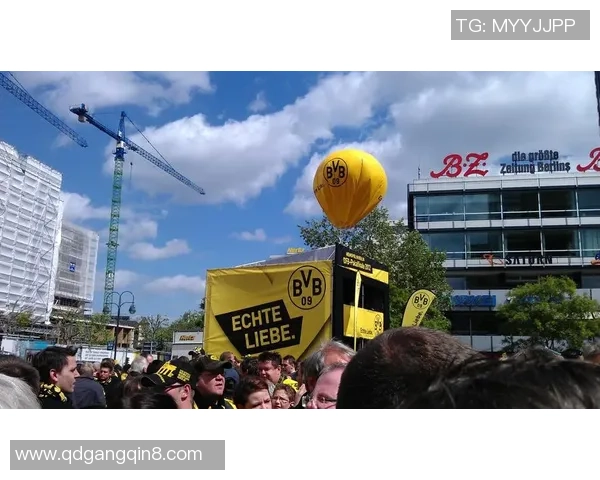 宣示主权?图片报:慕尼黑1860球迷跑去拜仁训练场邻近涂鸦 宣示主权?图片报:慕尼黑1860球迷跑去拜仁训练场邻近涂鸦